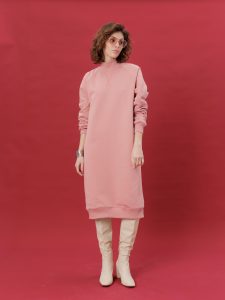 платье-толстовка розовое